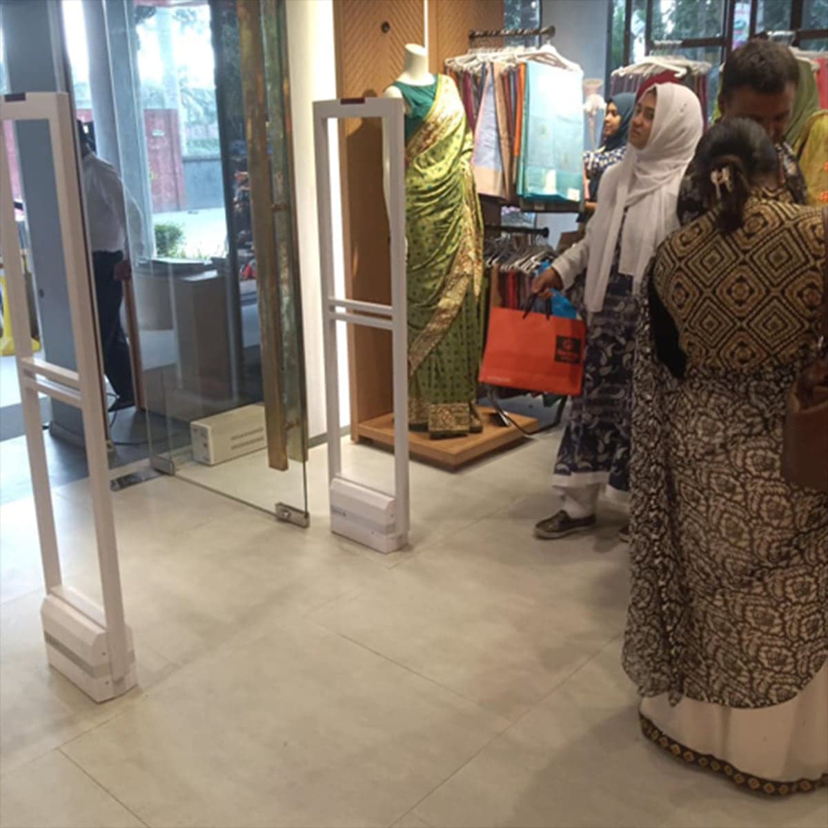 Guardia AM152 installed at a store entrance