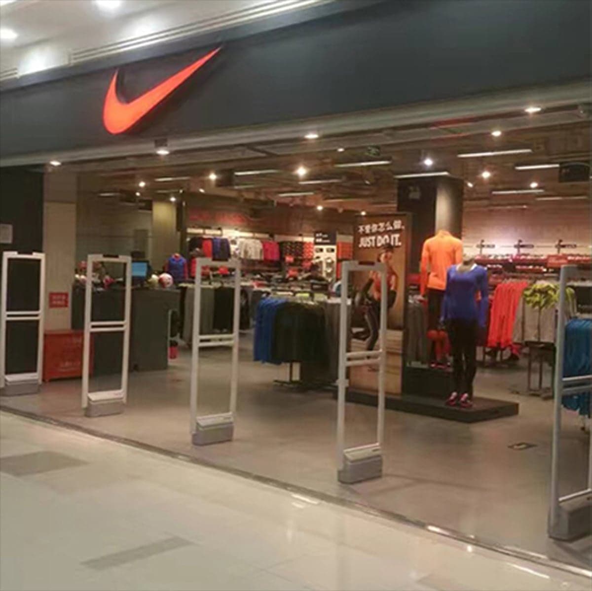 Guardia AM153 installed at a store entrance