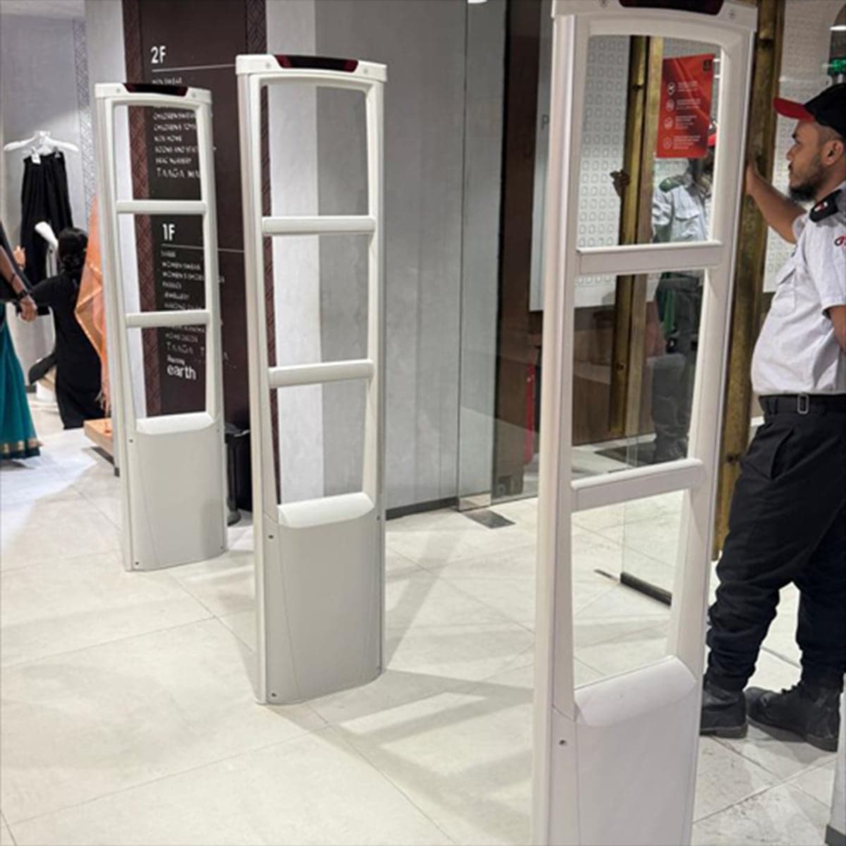 Checkpoint Evolve P20 installed at a store entrance