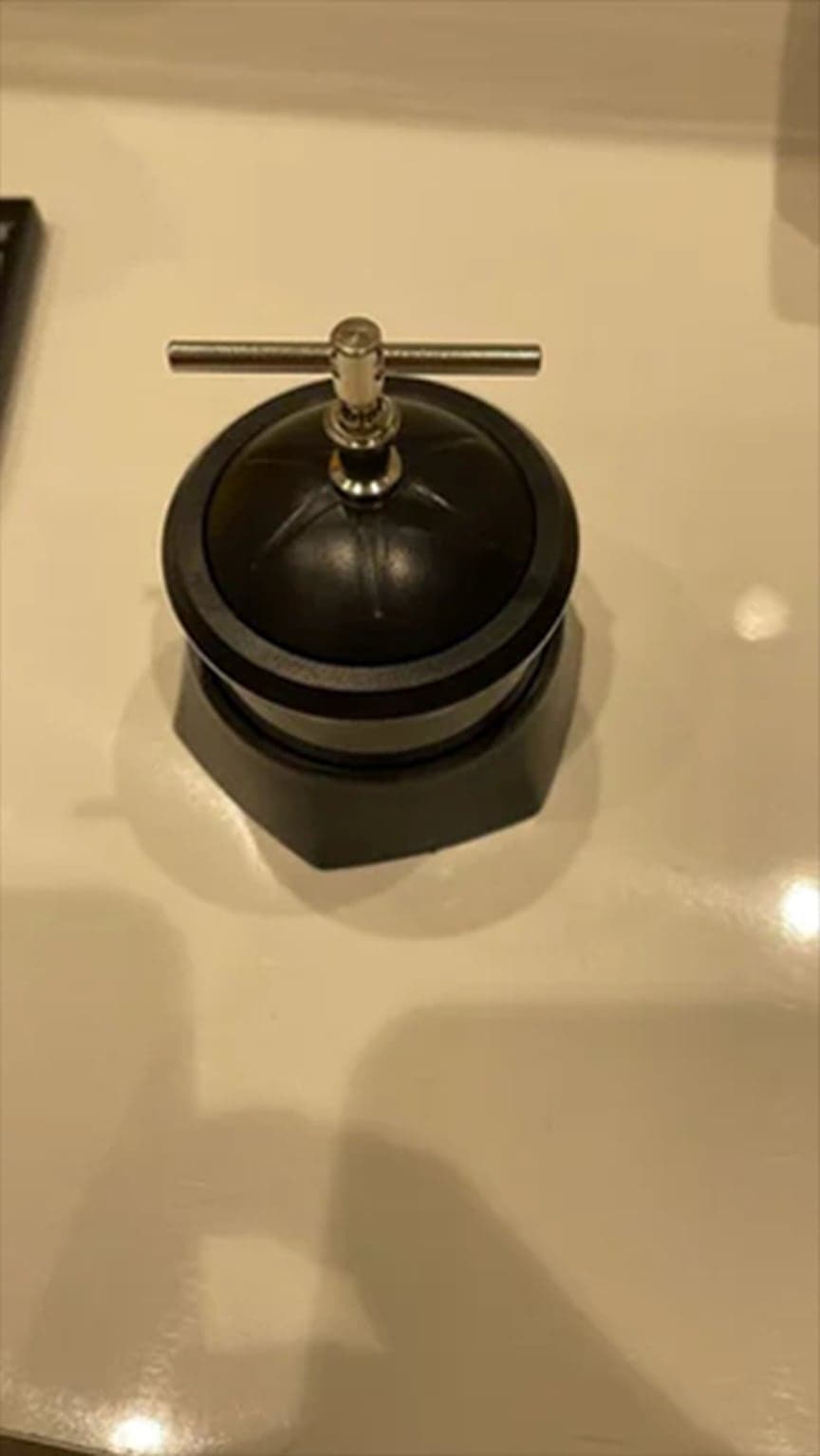 Detacher 12K509 installed at a store entrance